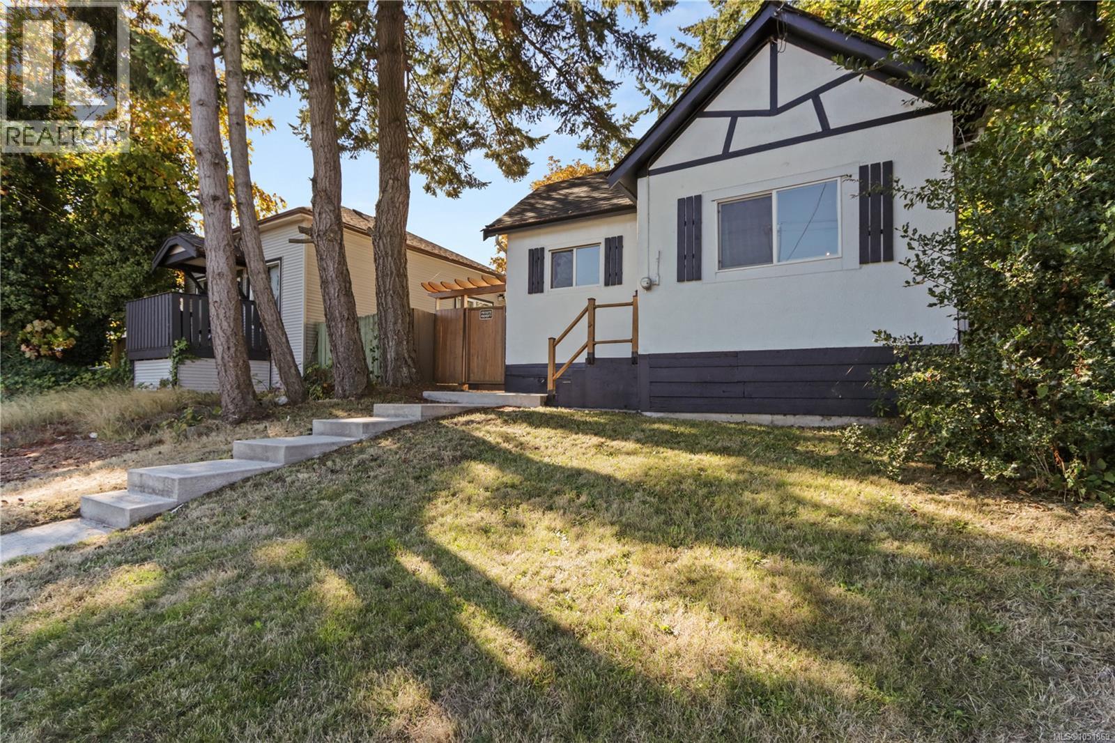 425 Stewart Ave, Nanaimo