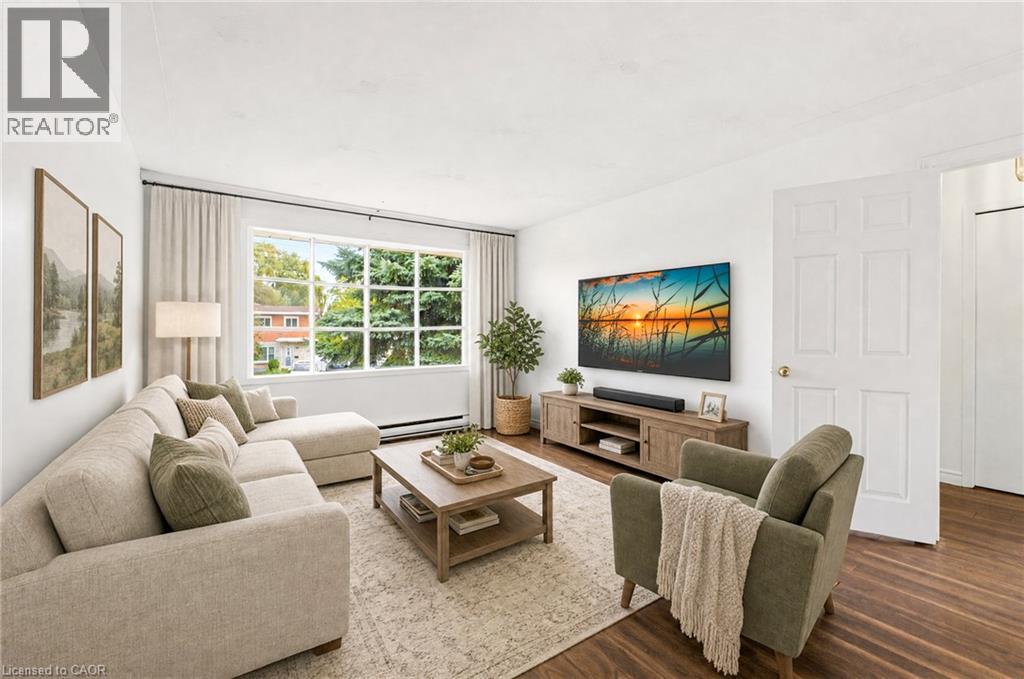 427 LAWRENCE Avenue — photo 3