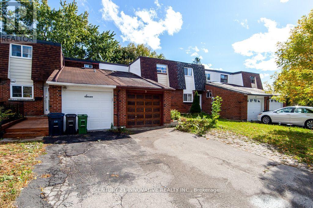 5 Wiggens Court, Toronto, ON photo 2