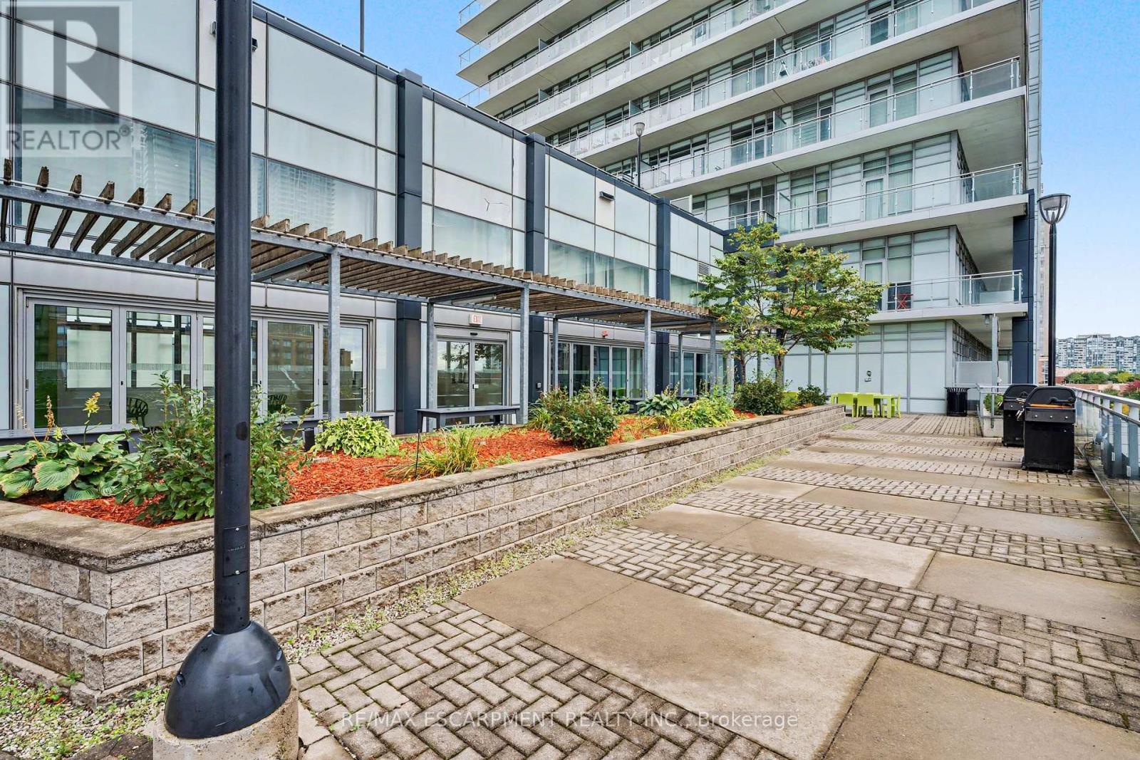 365 Prince Of Wales Drive — photo 23