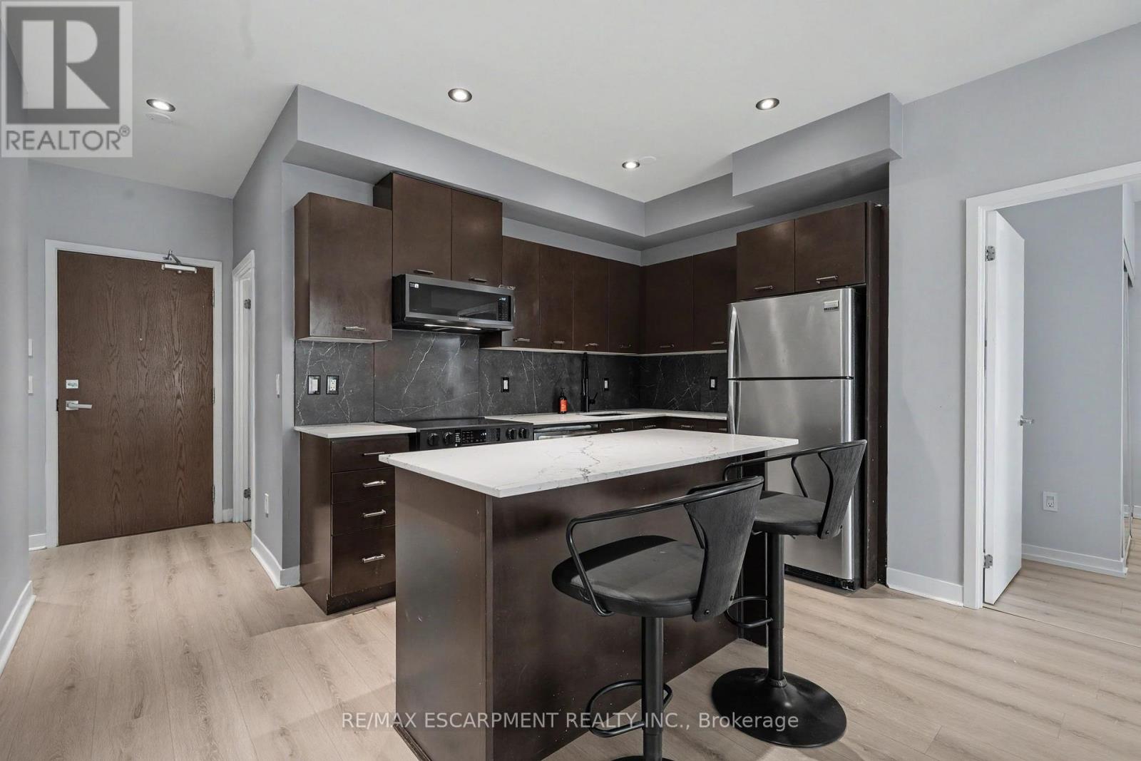 365 Prince Of Wales Drive — photo 7