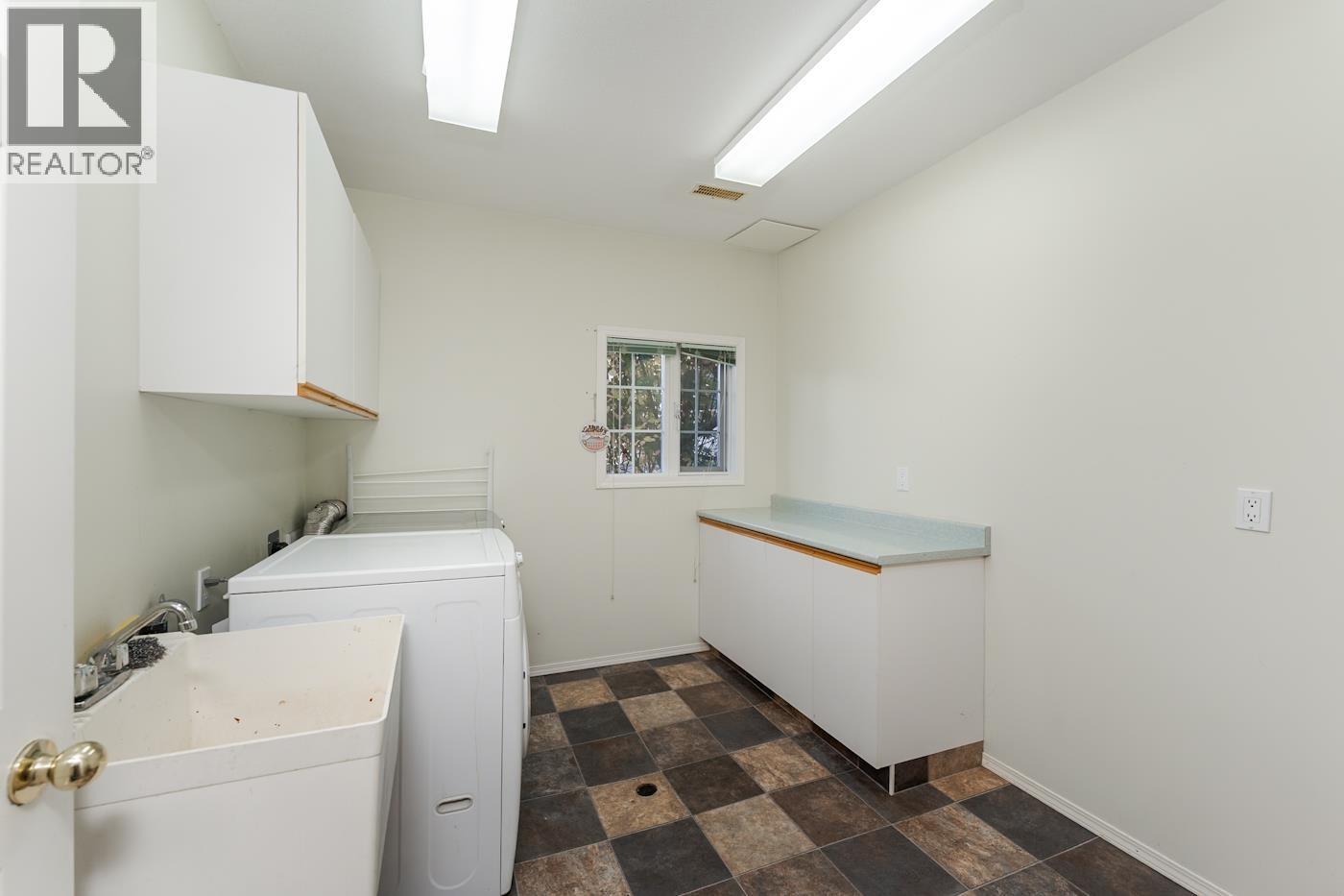 Photo 8 of 41 — 4224 AVISON PLACE · Prince George, BC