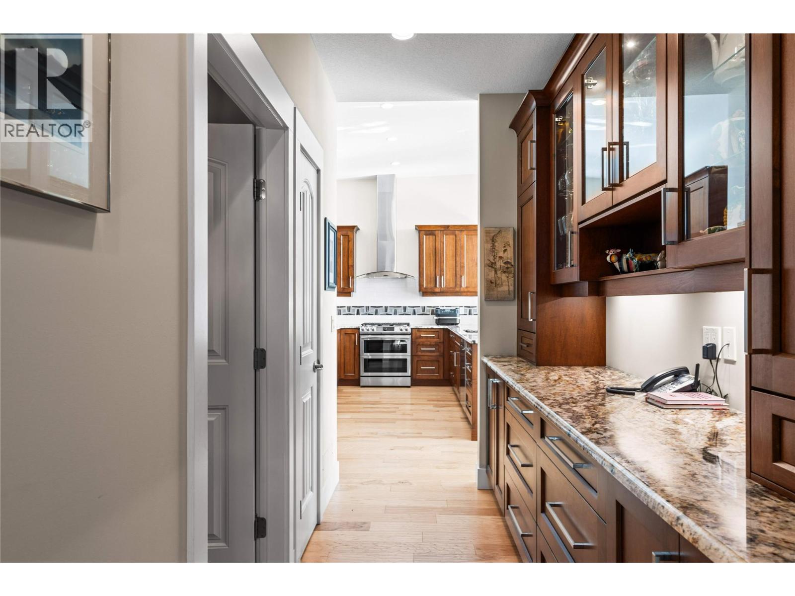 8824 Hampshire Crescent - 55
