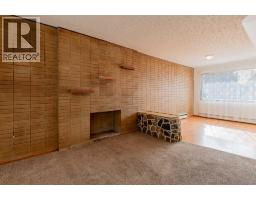 Living room - 2504 7 Avenue N, Lethbridge, AB T1H0Z4 Photo 9