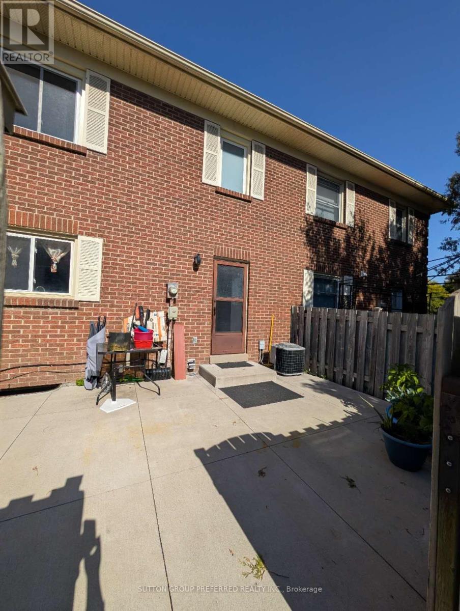 #101 272 HOMESTEAD COURT N - 17