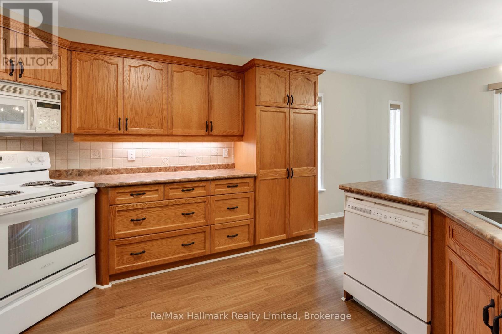 3 WOODS HOLLOW - Image 9