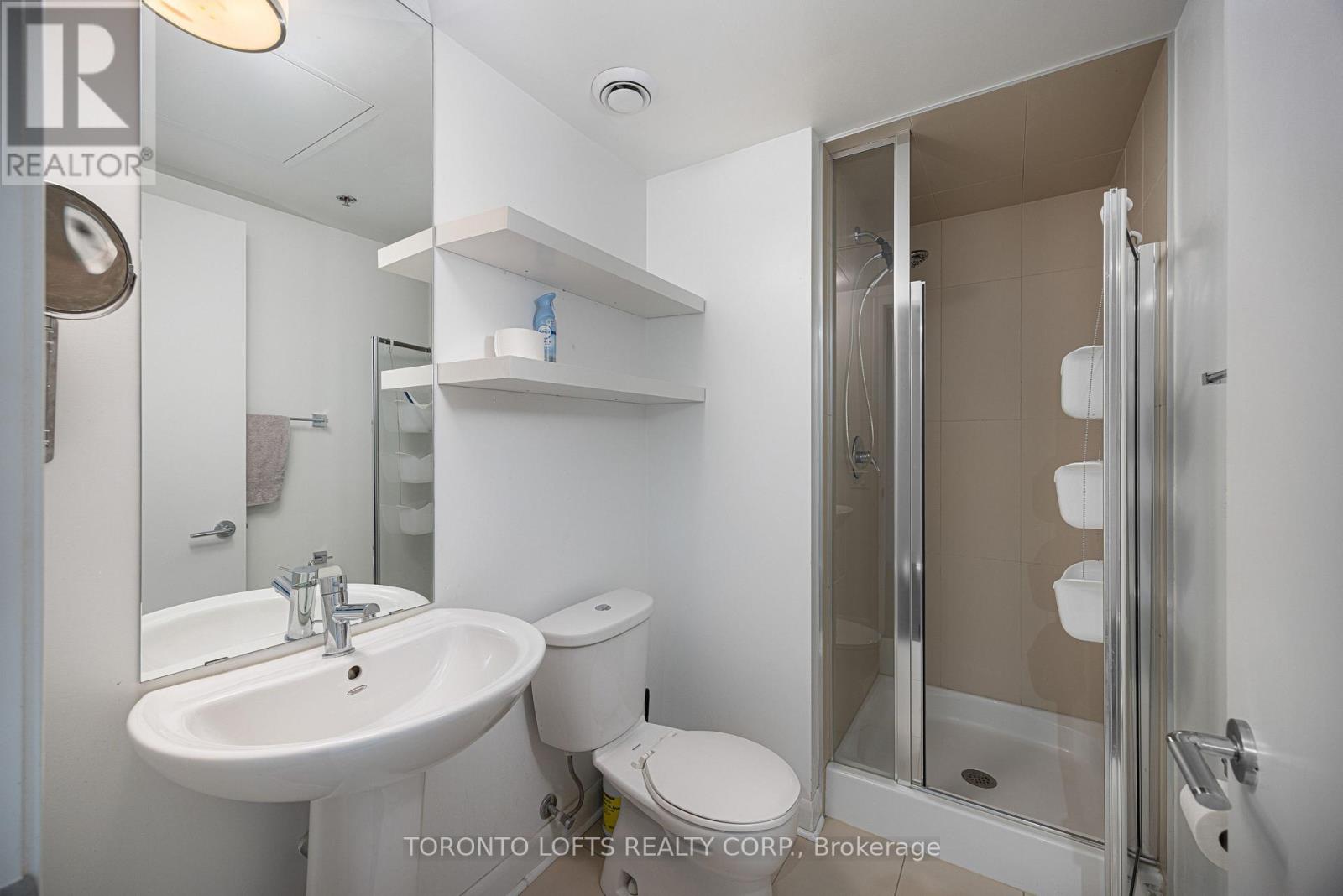 375 King Street West — photo 15