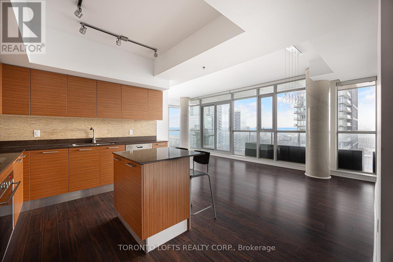 375 King Street West — photo 8