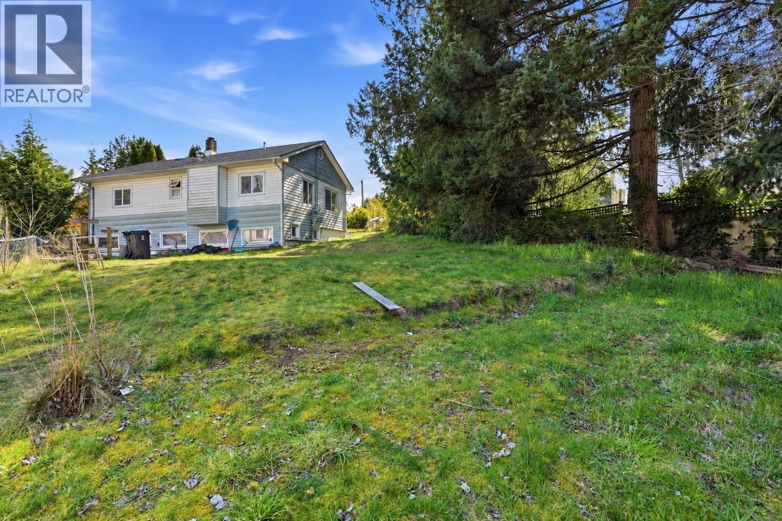 5689 PORPOISE BAY ROAD, Sechelt - Image 1