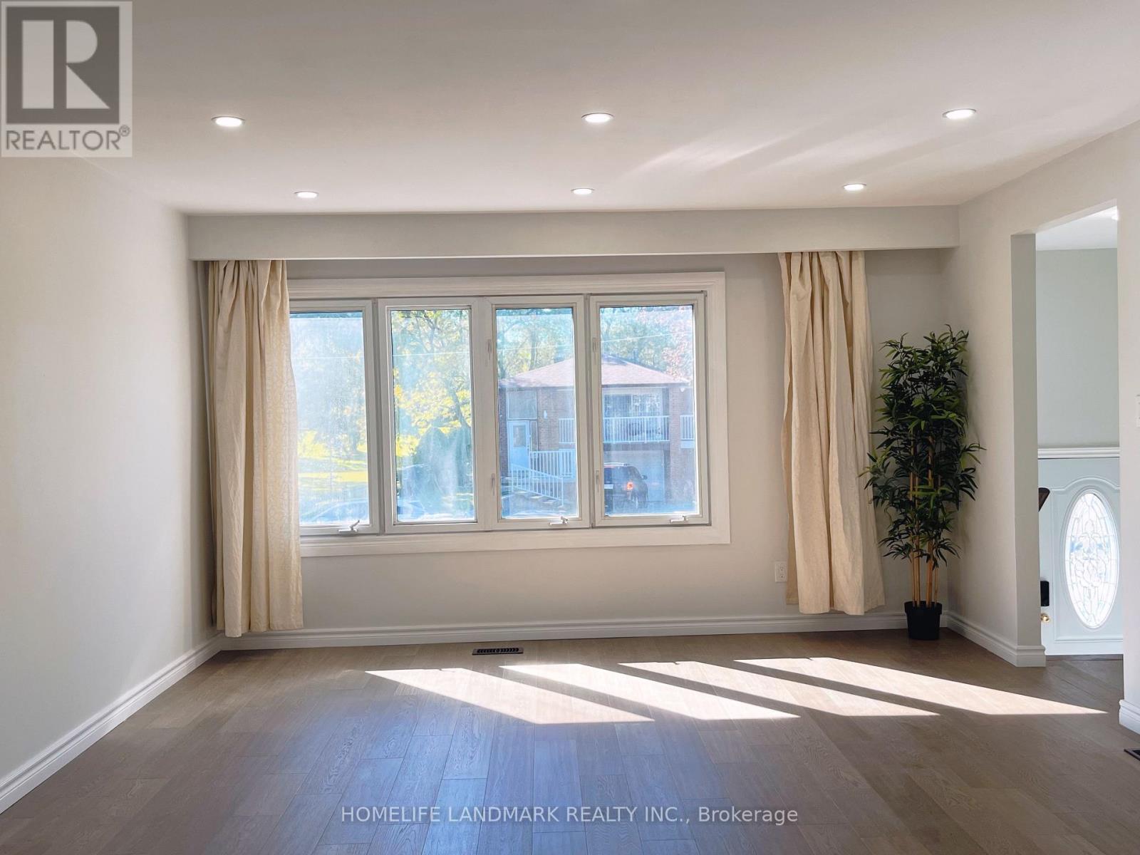 6 Snowhill Crescent, Toronto, ON photo 3