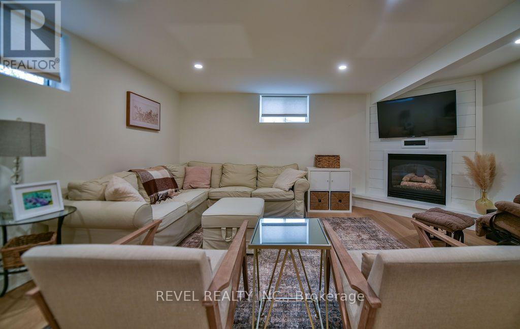 208 OTTOLEN STREET - 33