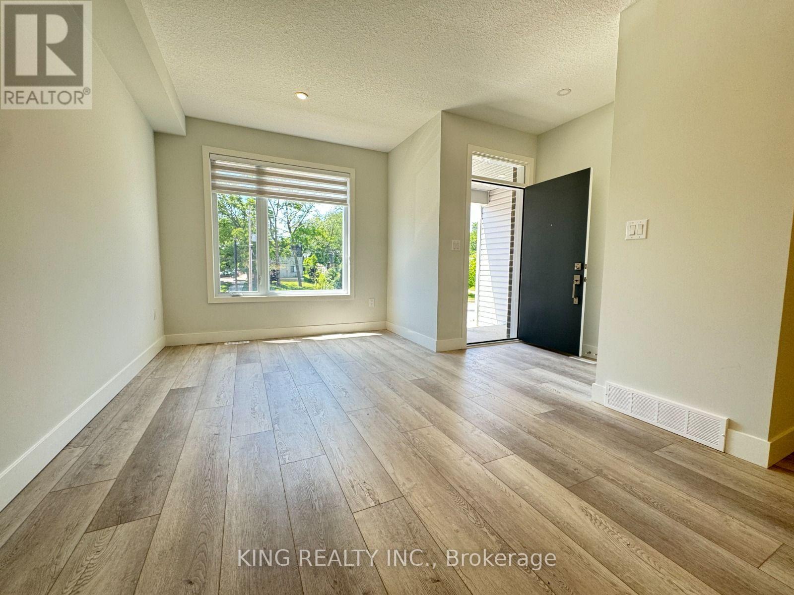 990 Deveron Crescent — photo 11