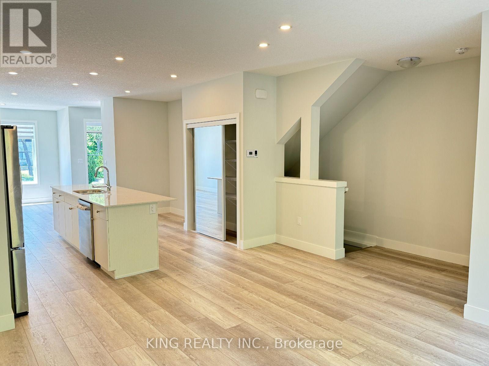 990 Deveron Crescent — photo 13