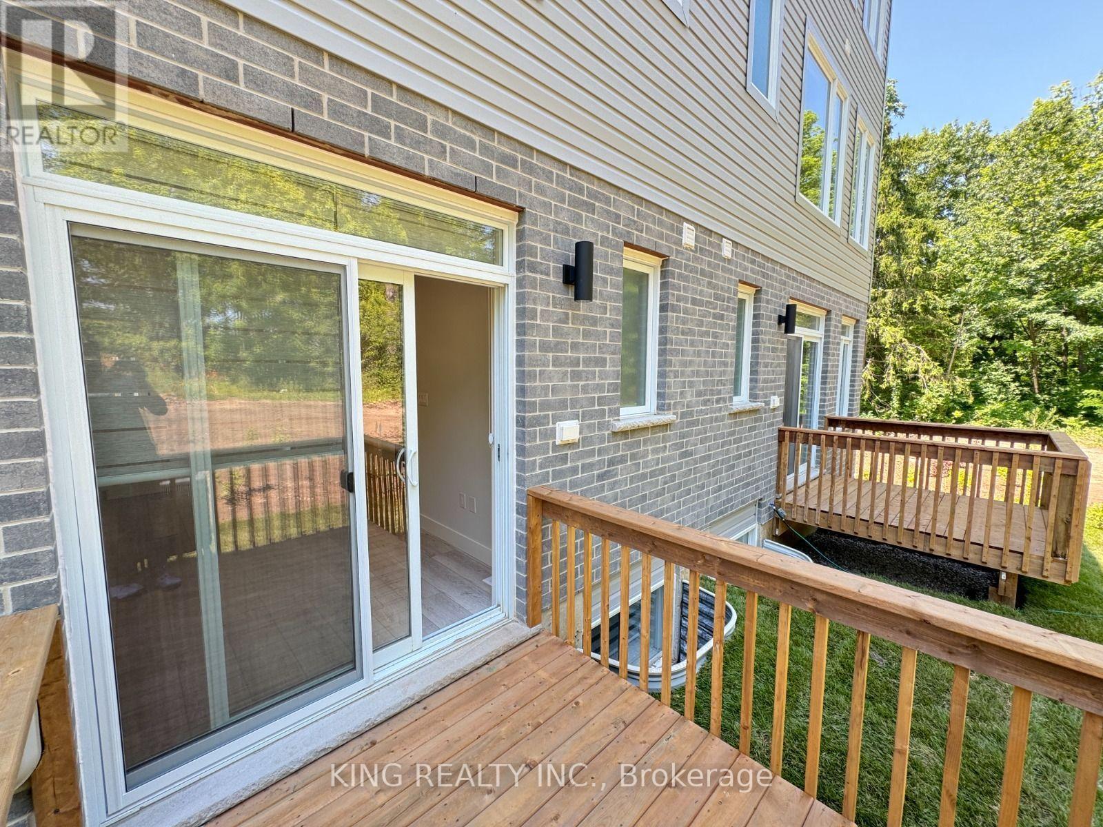 990 Deveron Crescent — photo 18