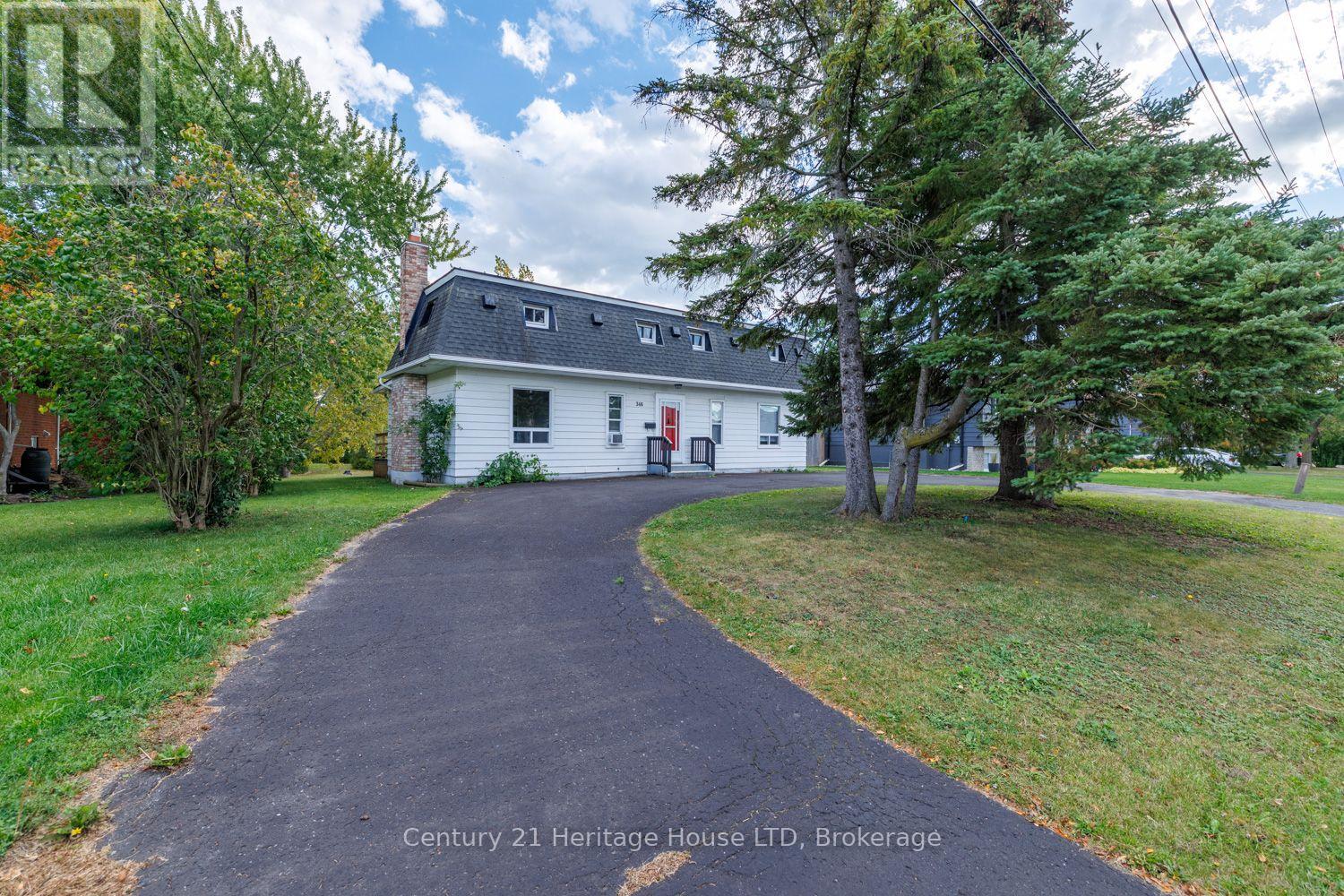 346 ALBANY STREET - 3