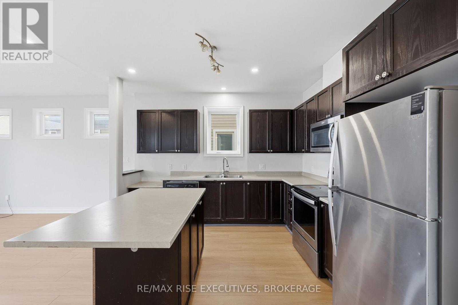 567 BETH CRESCENT - 14