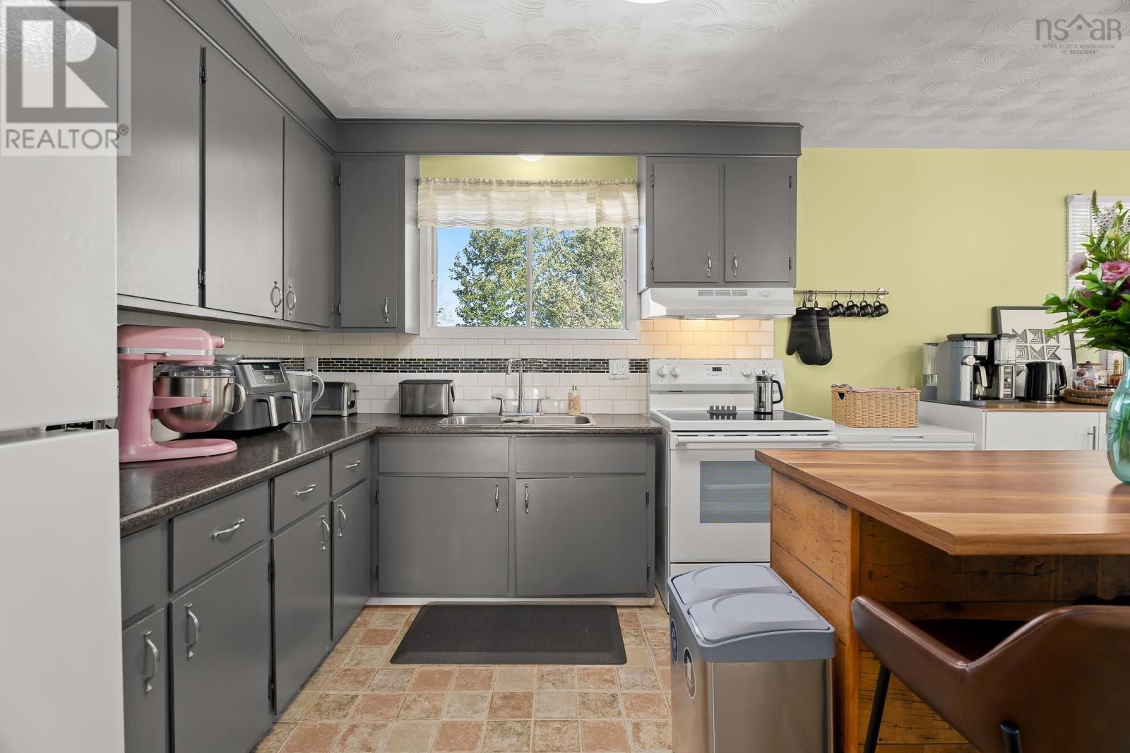 1022/1024 Marie Crescent - 27