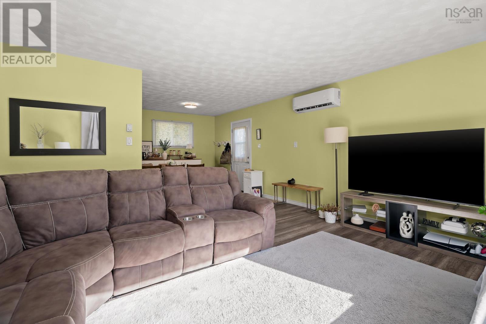 1022/1024 Marie Crescent - 22