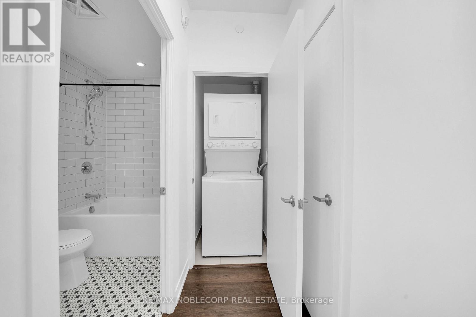 899 Queen Street — photo 13