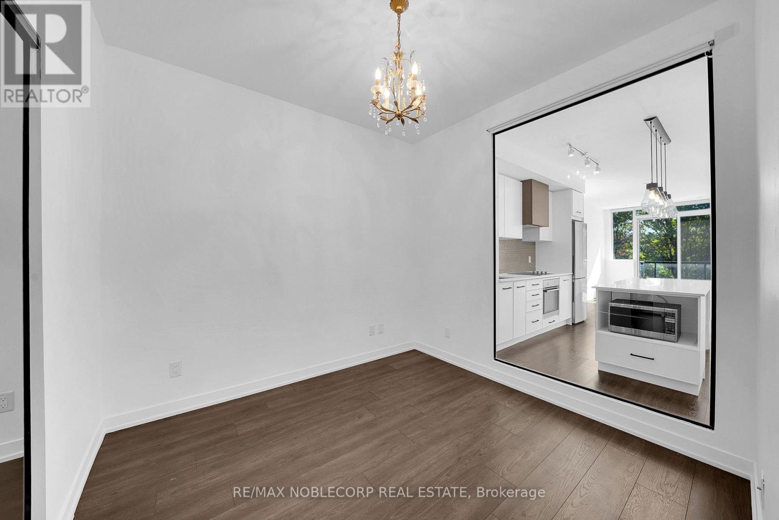 899 Queen Street — photo 14