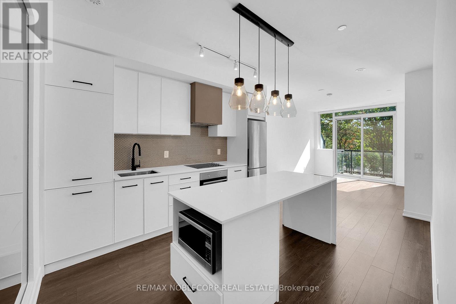 899 Queen Street — photo 15