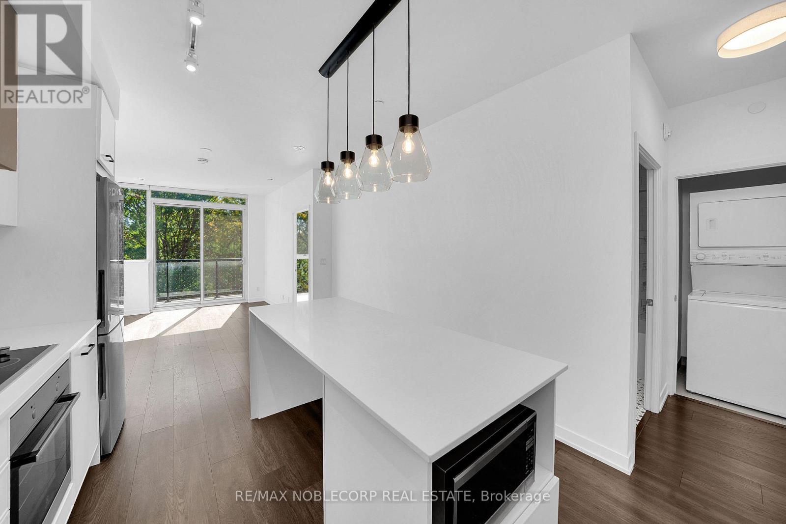 899 Queen Street — photo 17