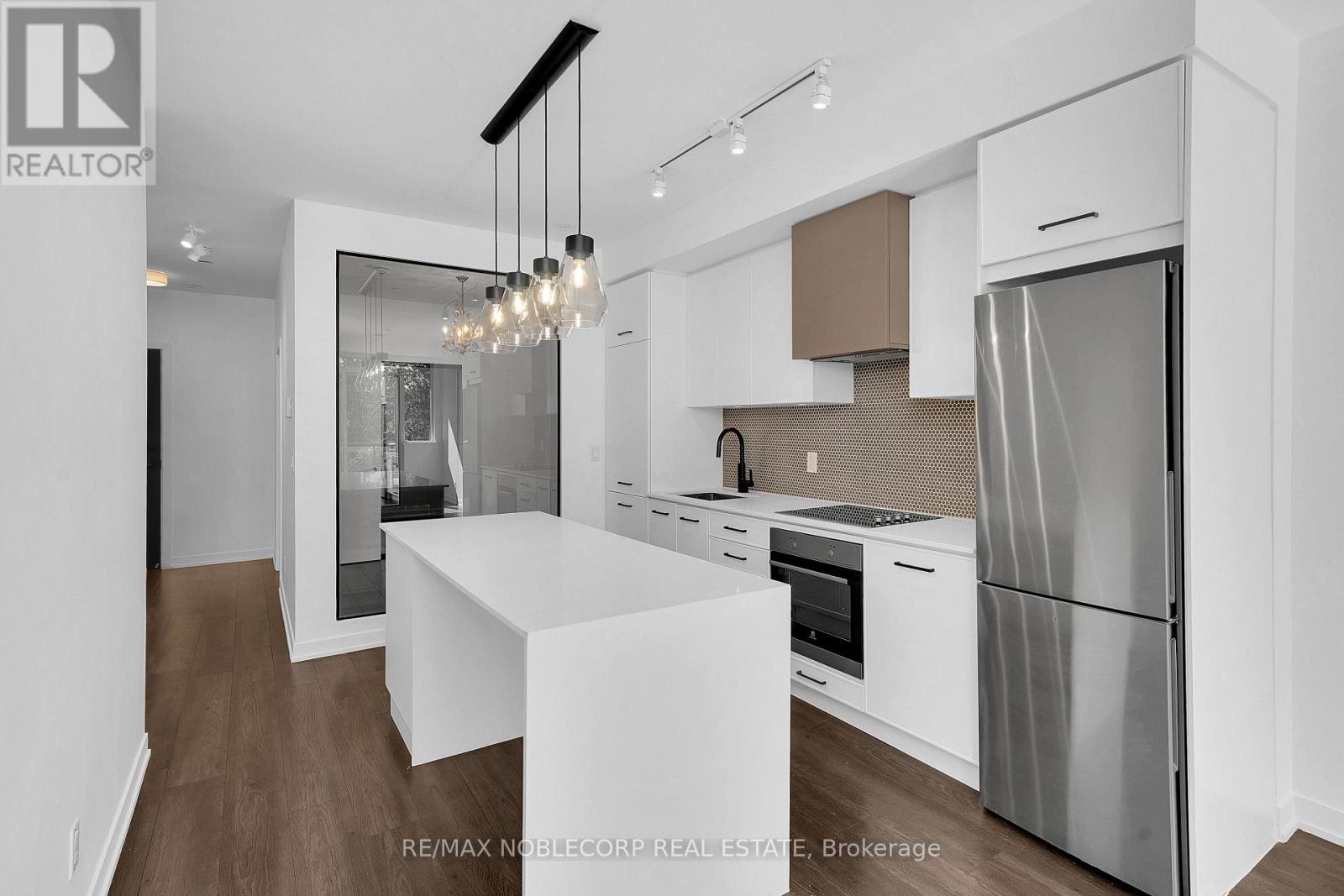 899 Queen Street — photo 18