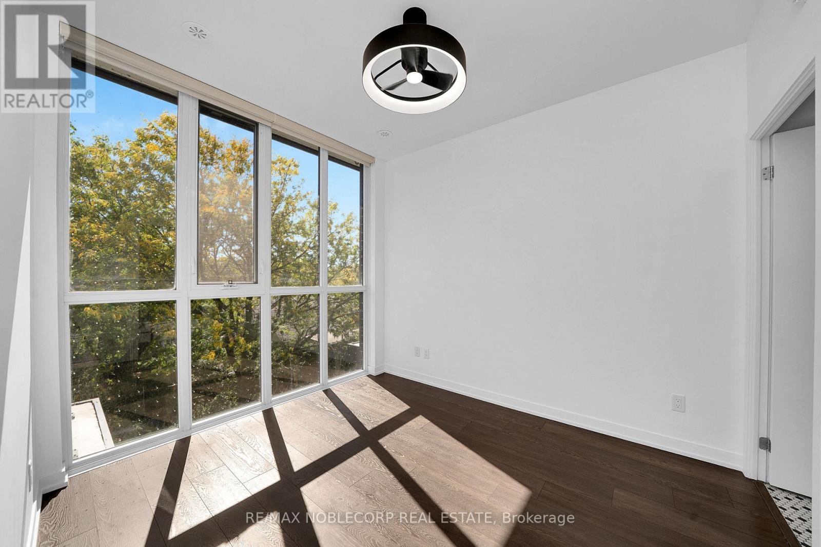 899 Queen Street — photo 23
