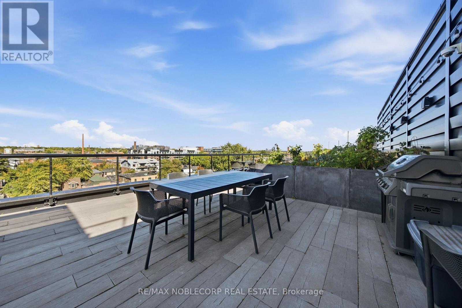 899 Queen Street — photo 31