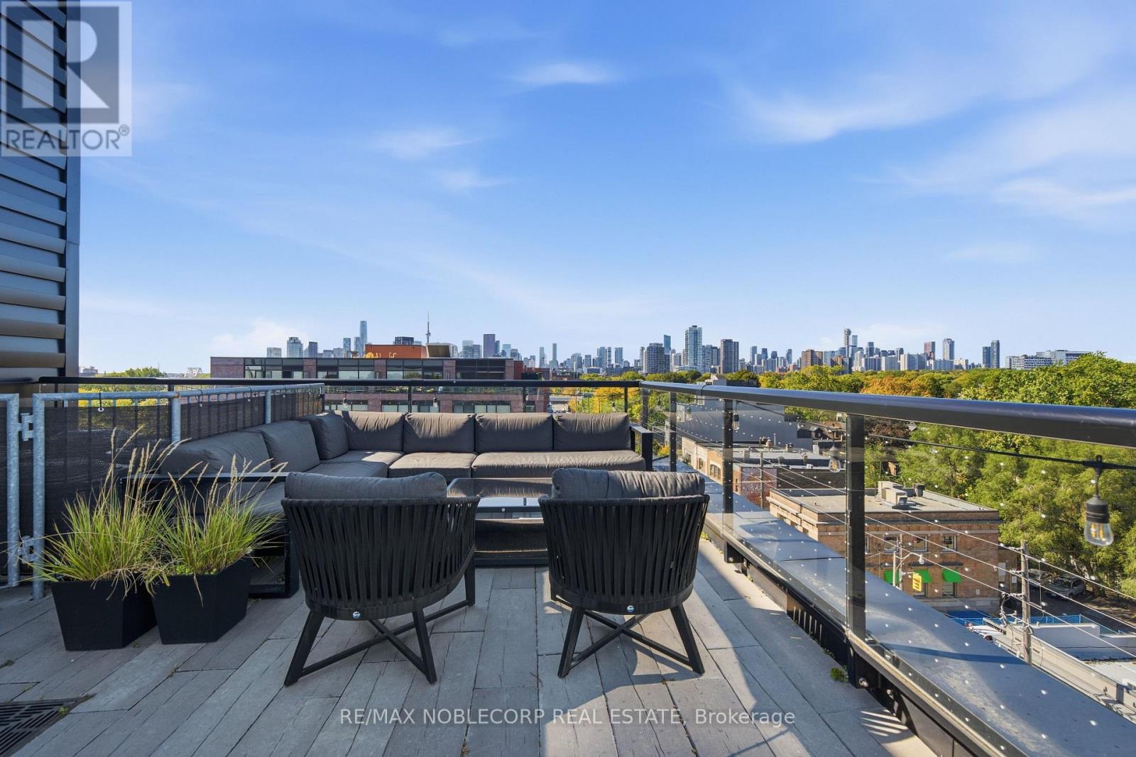 899 Queen Street — photo 32