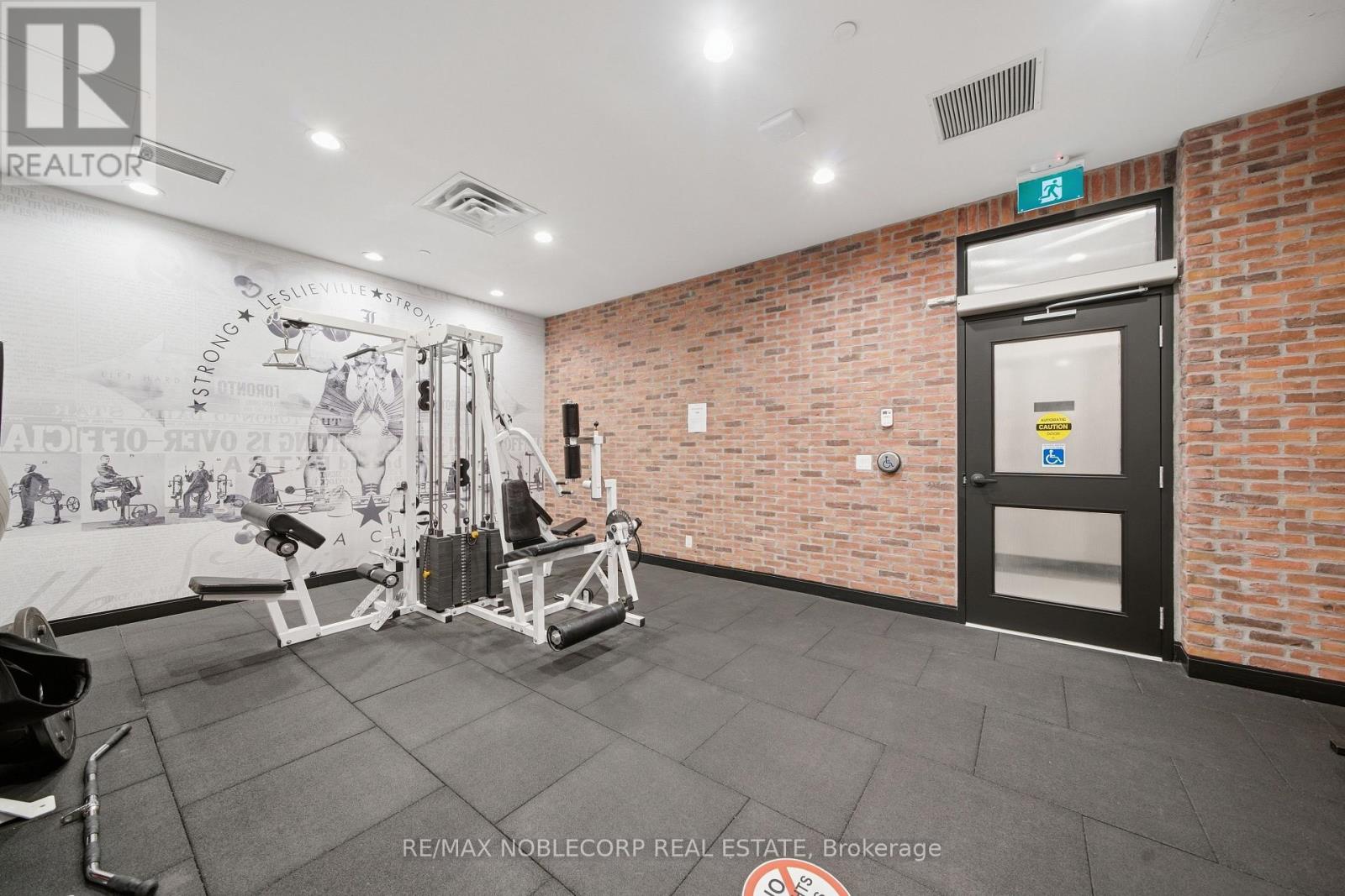 899 Queen Street — photo 37