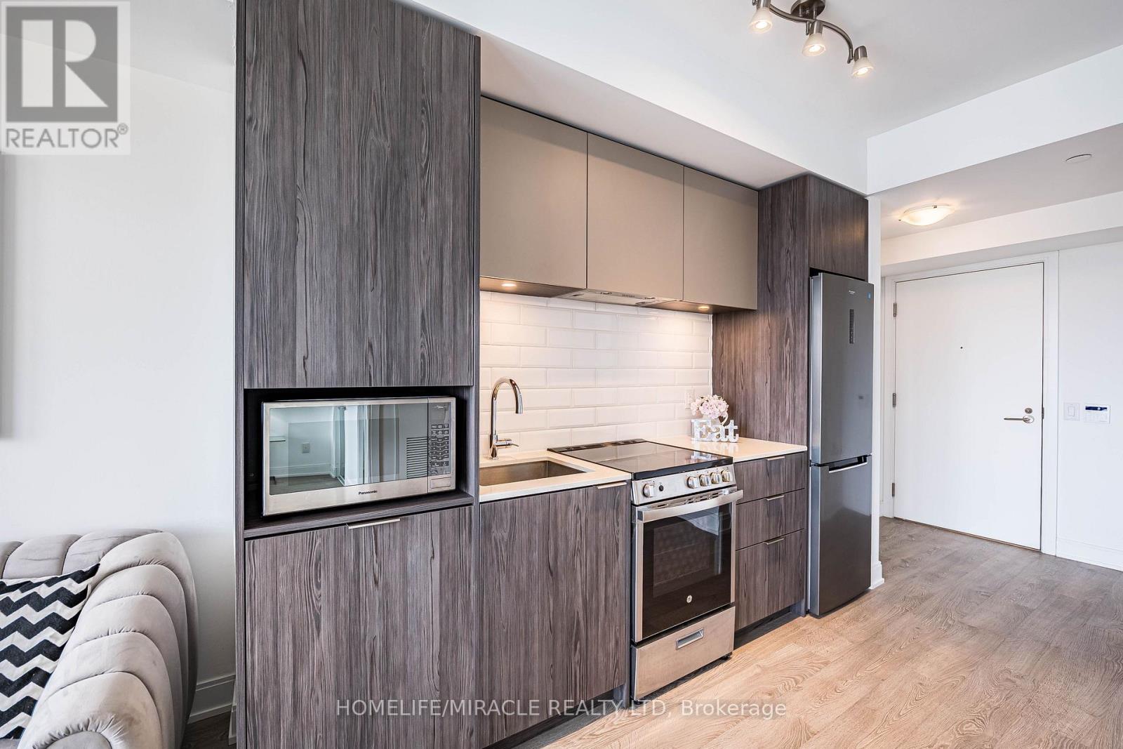 #1001 70 ANNIE CRAIG DRIVE - 18