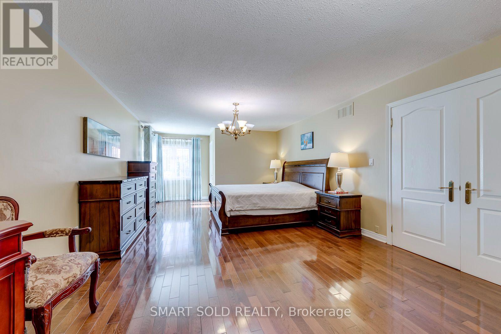 Central Erin Mills, ON photo 22