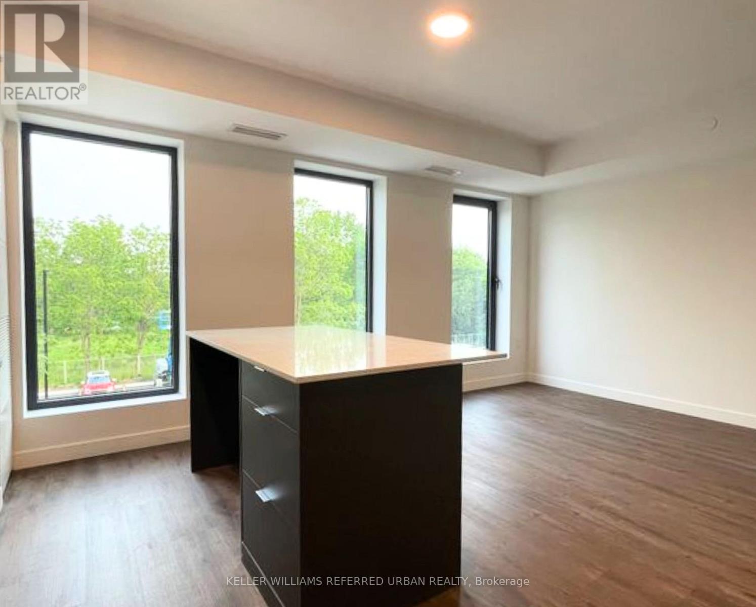 325 University Avenue West — photo 4