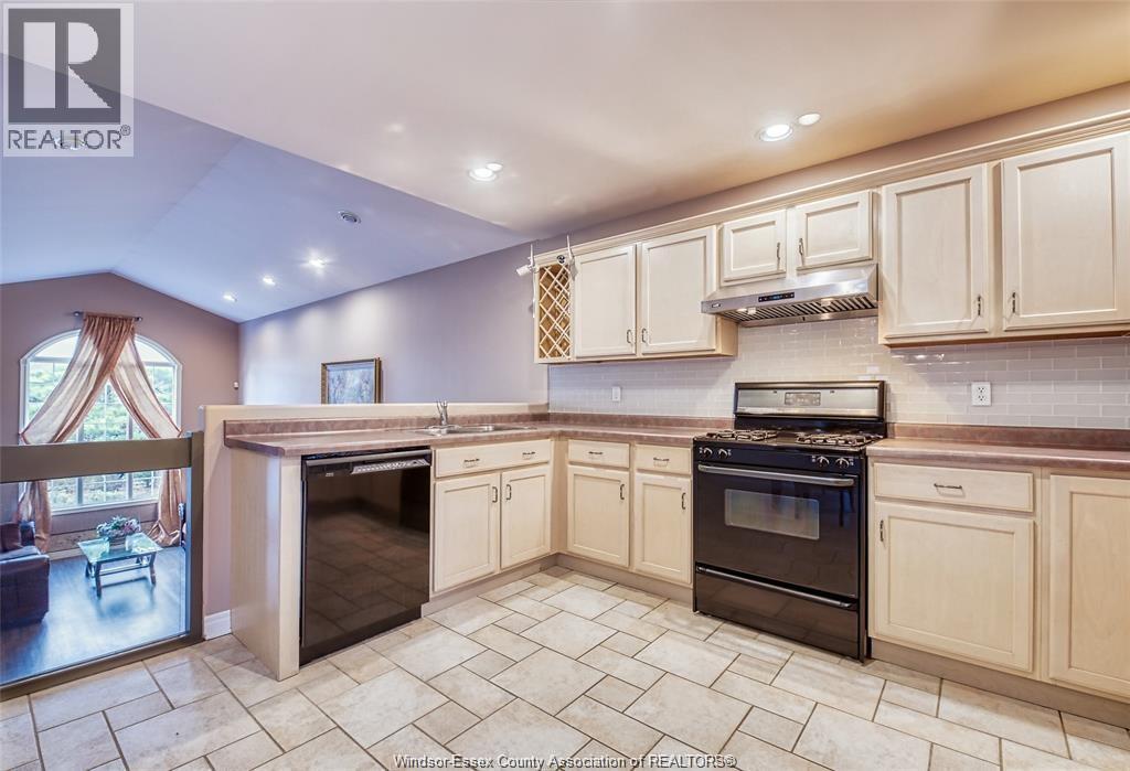 1264 IMPERIAL CRESCENT - 12