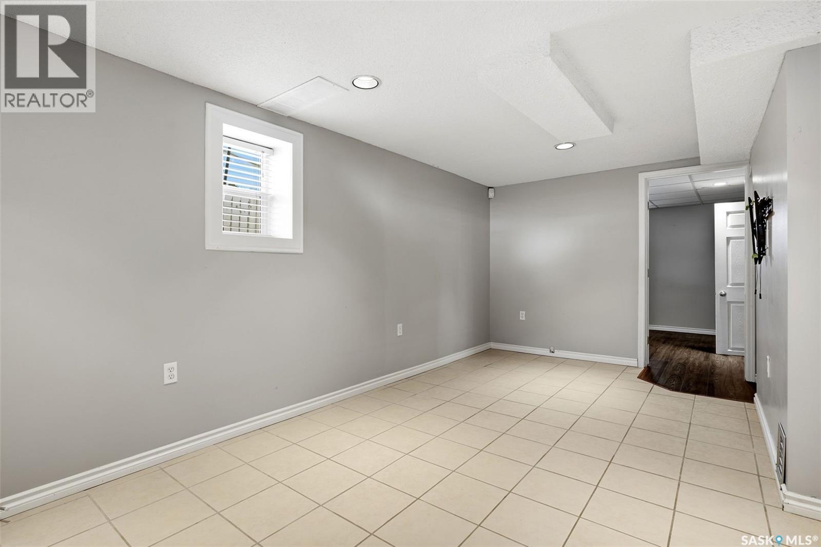 2751 MacKay STREET - 18