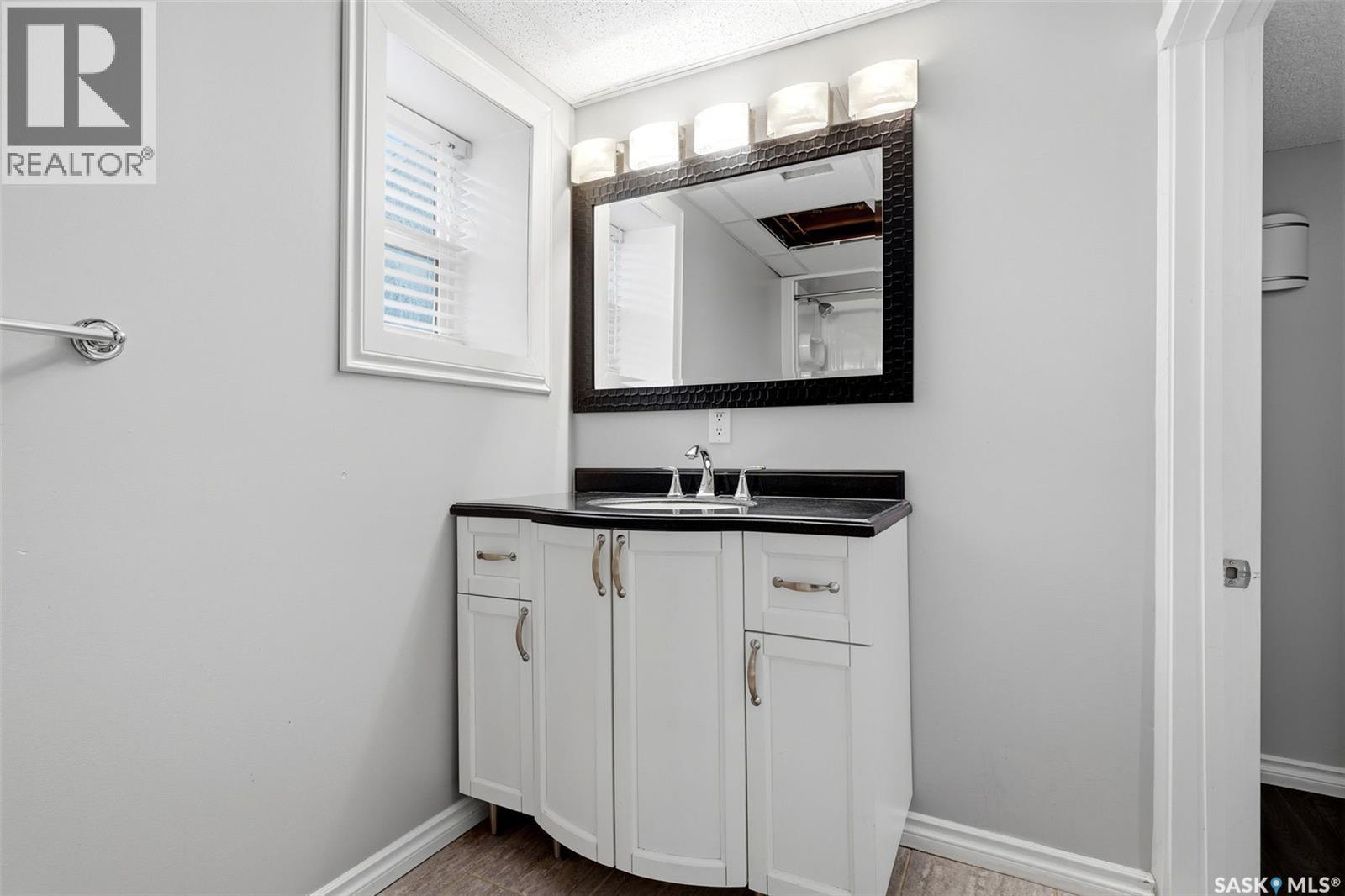 2751 MacKay STREET - 27