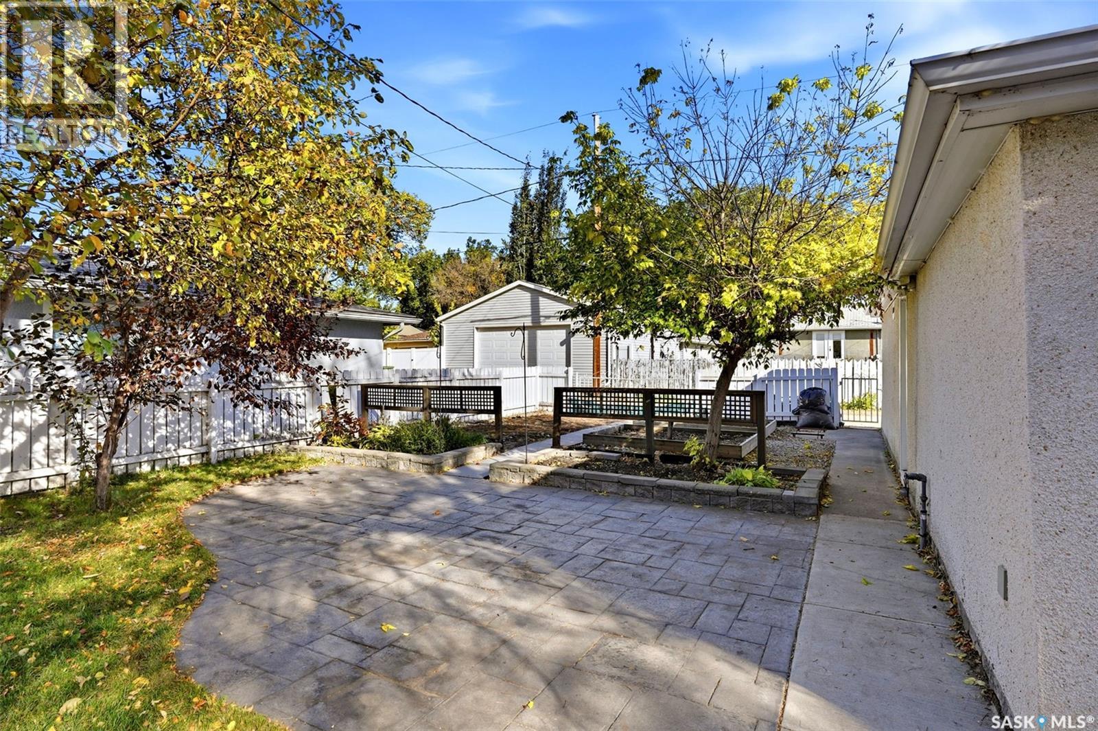2751 MacKay STREET - 33