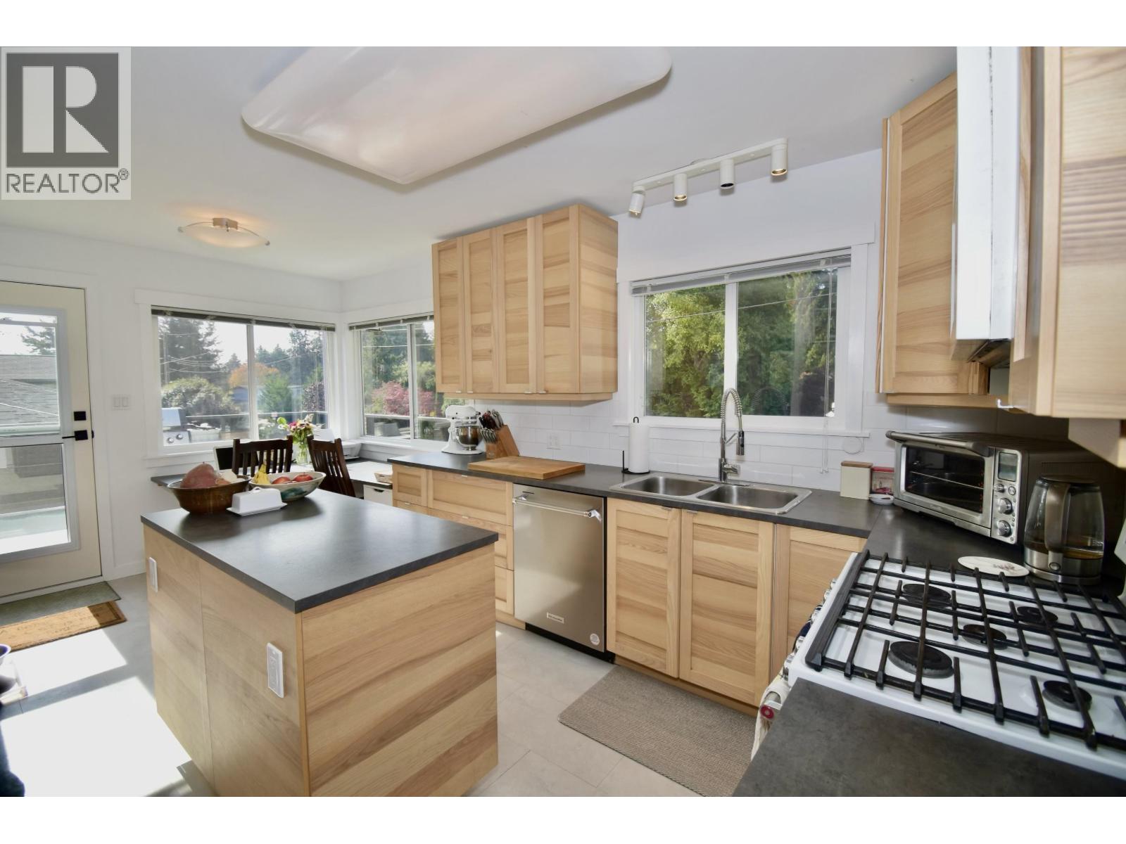 1822 HALL ROAD, Sechelt