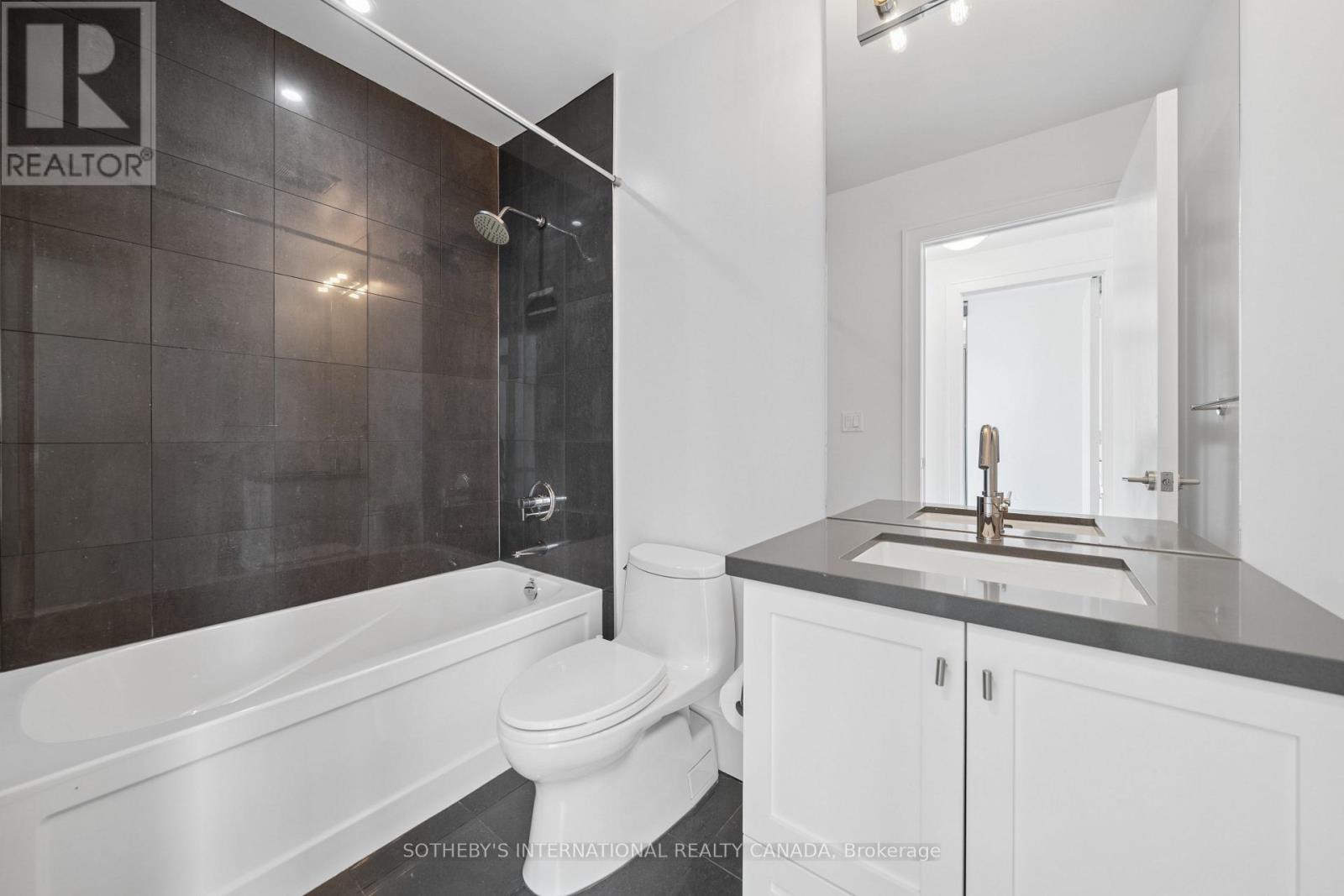 39 Queens Quay East — photo 31