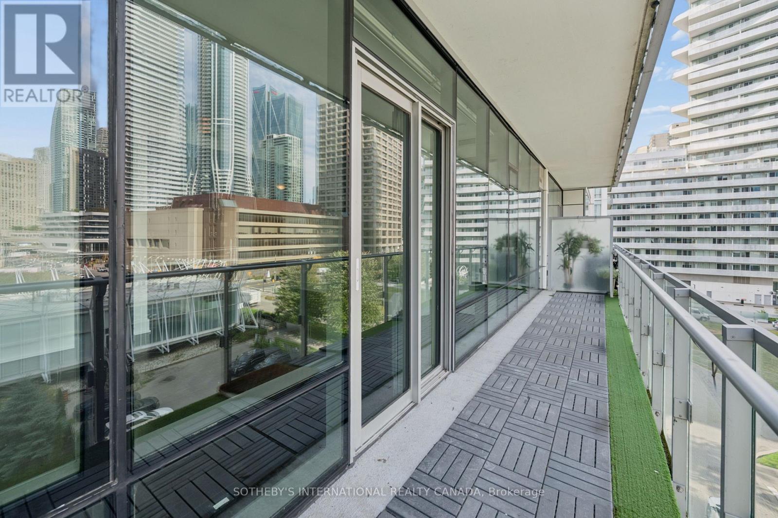 39 Queens Quay East — photo 35