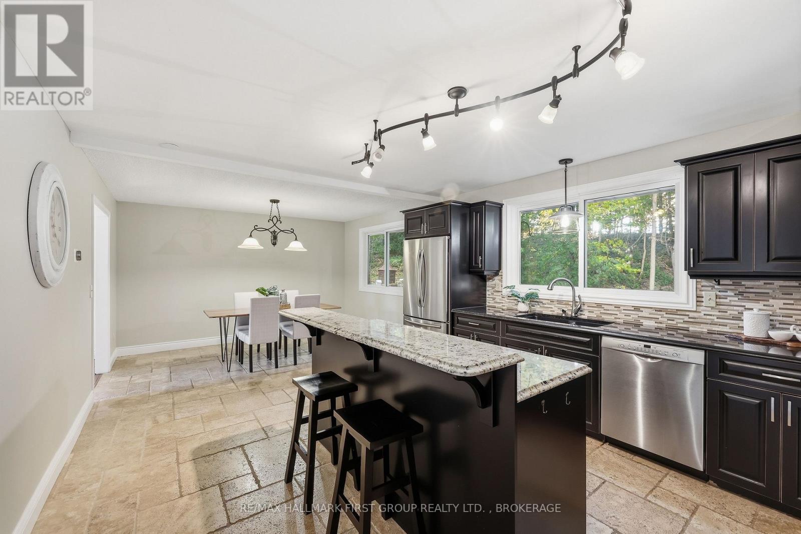 884 Safari Drive — photo 10