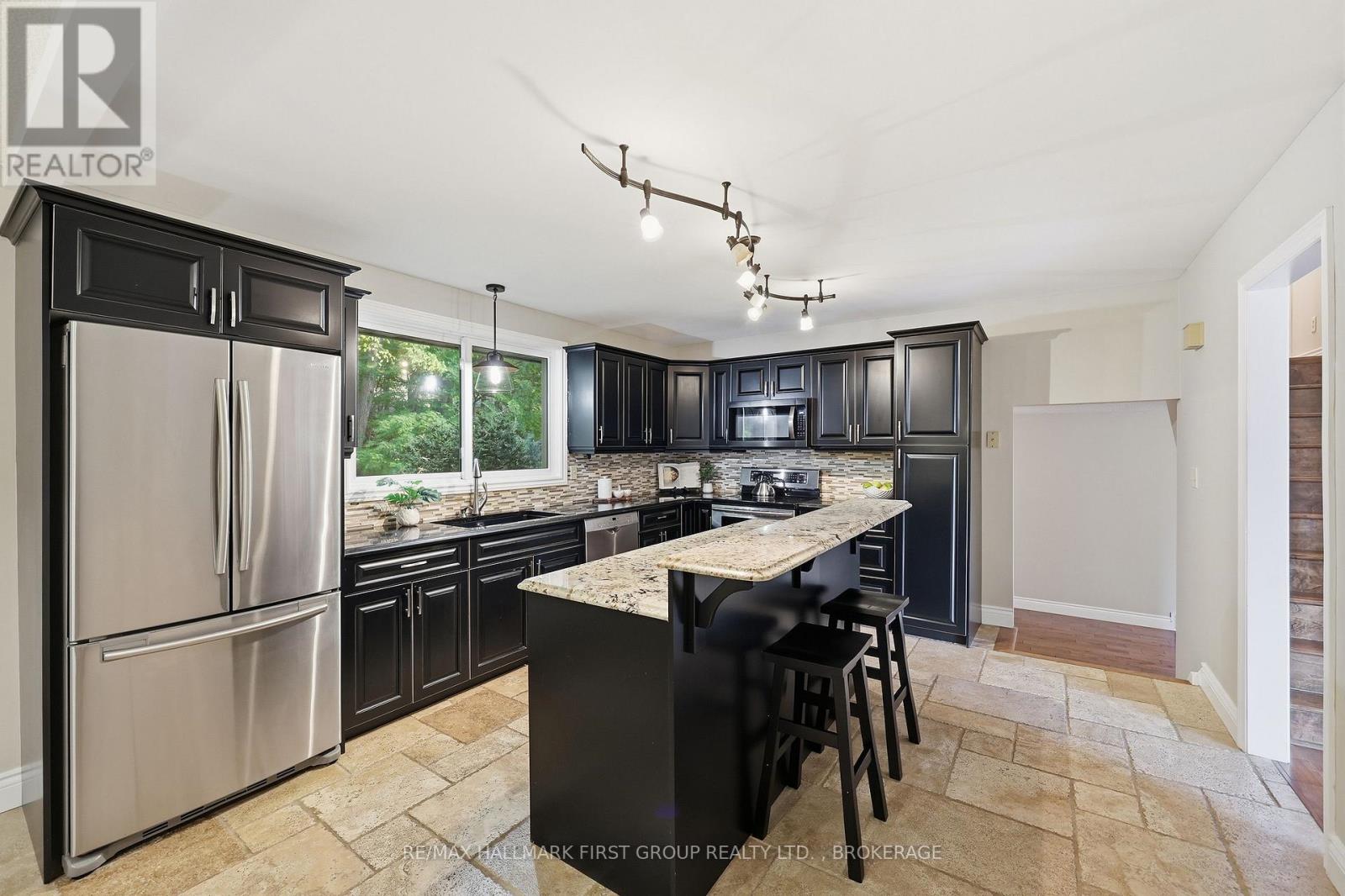 884 Safari Drive — photo 11
