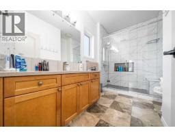 4pc Bathroom - 2448 7 Avenue Ne, Medicine Hat, AB T1C1Y6 Photo 15