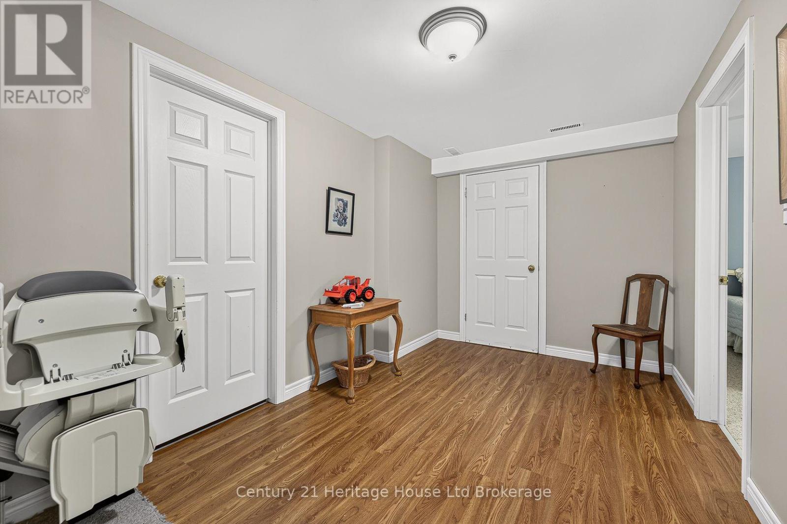 796 SPRINGBANK AVENUE N - Image 32