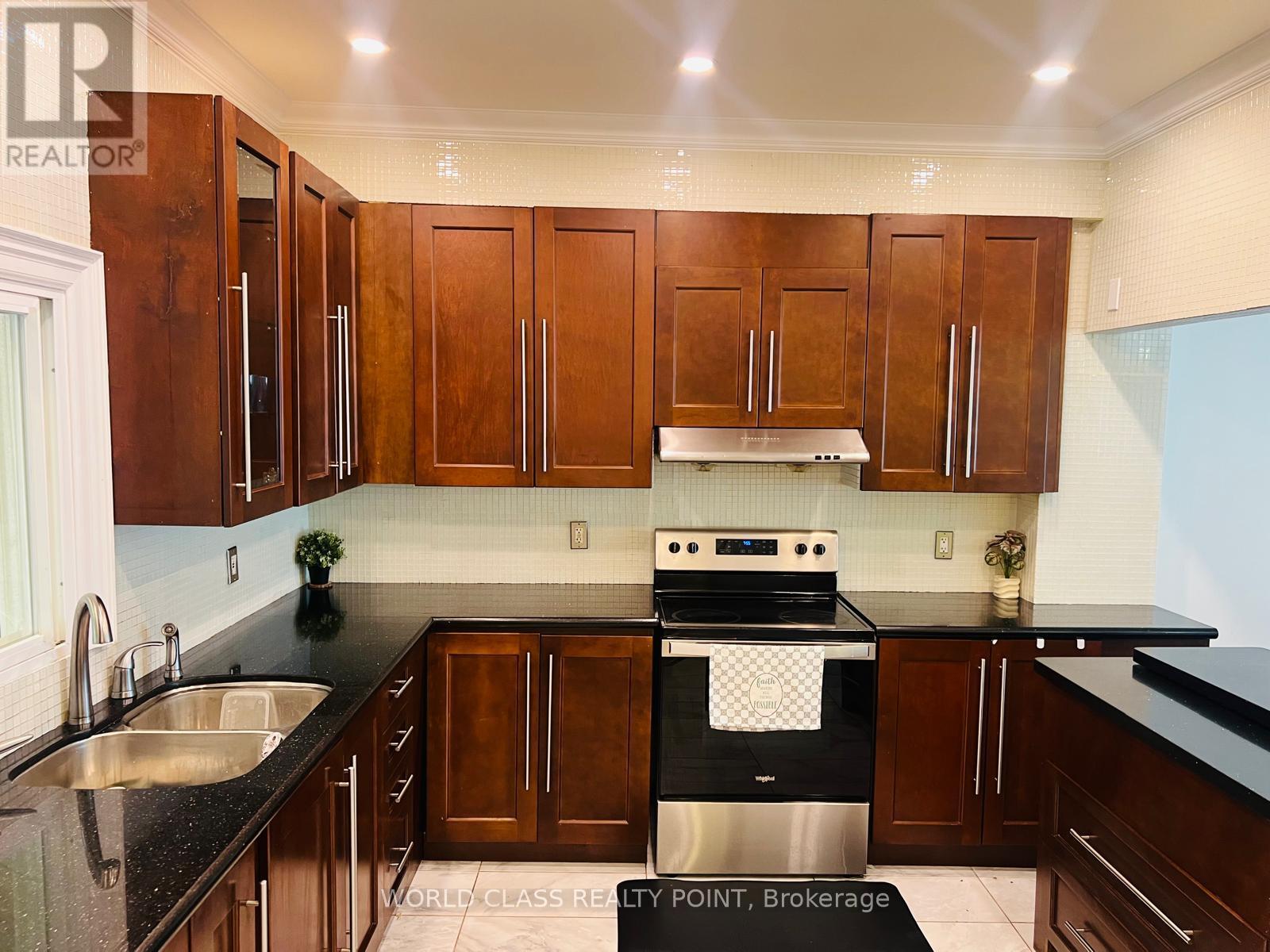 21 South Bonnington Avenue, Toronto, ON photo 2