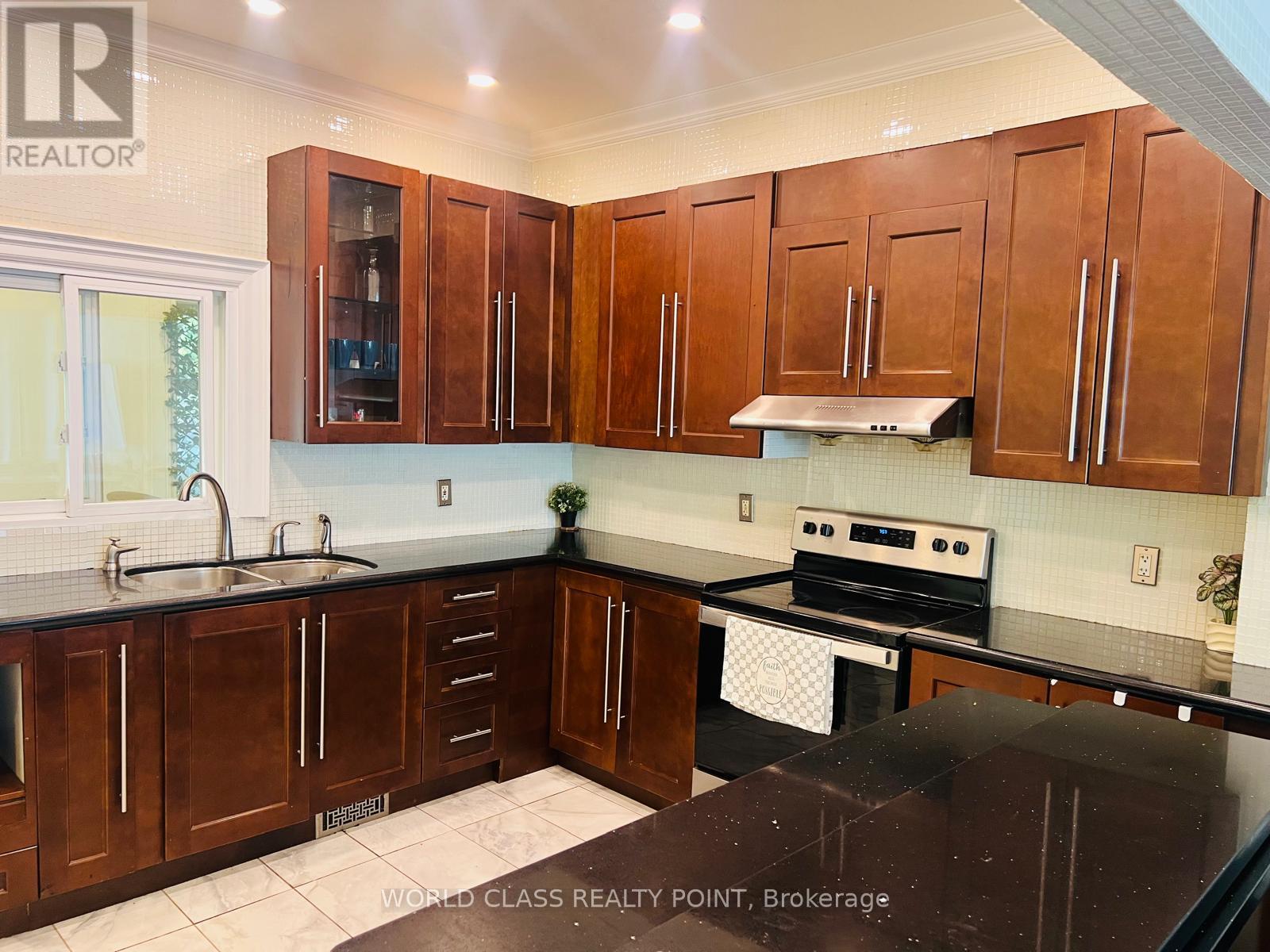 21 South Bonnington Avenue, Toronto, ON photo 3