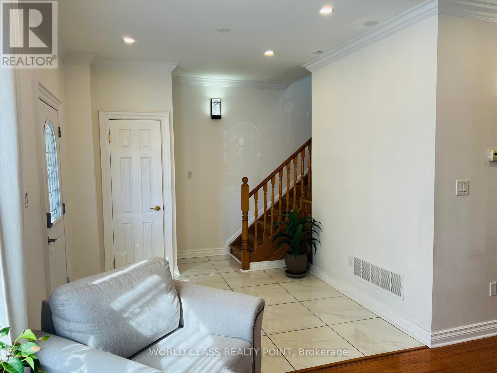21 South Bonnington Avenue, Toronto, ON photo 9