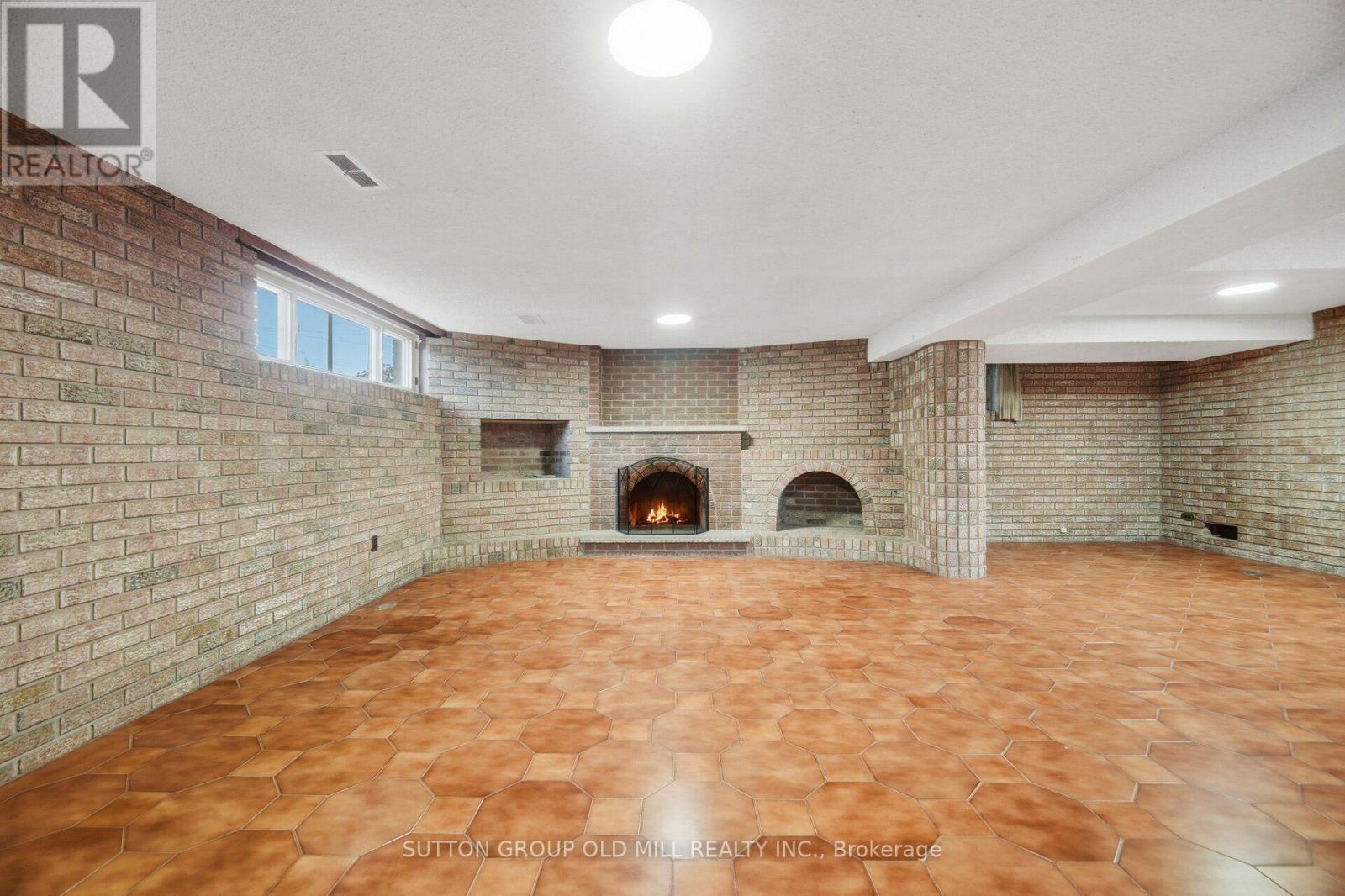 55 SUN ROW DRIVE - 24