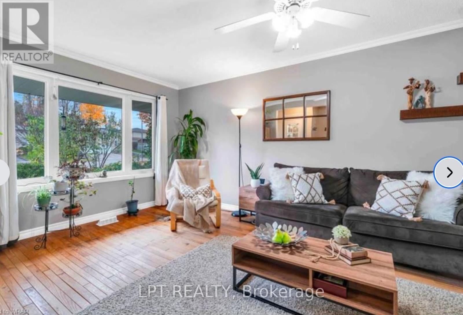 UPPER - 240 INGLESIDE PLACE — photo 3